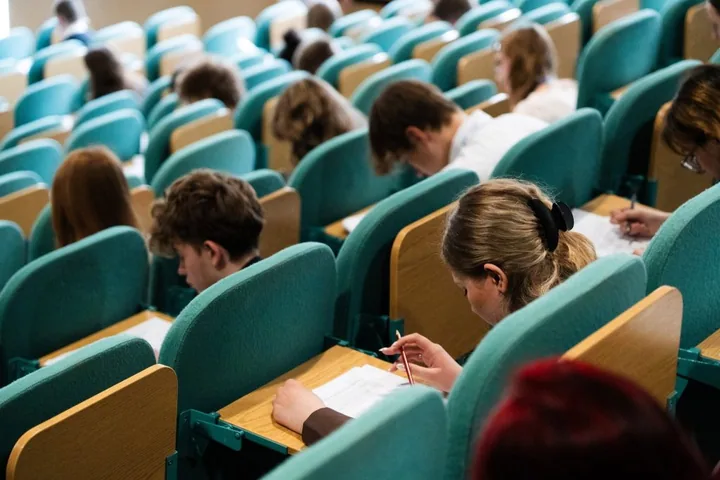 Studenci UKSW podczas zajęć w auli