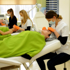 Studentki kosmetologii przygotowują się do zawodu - Warszawska Uczelnia Medyczna WUMed